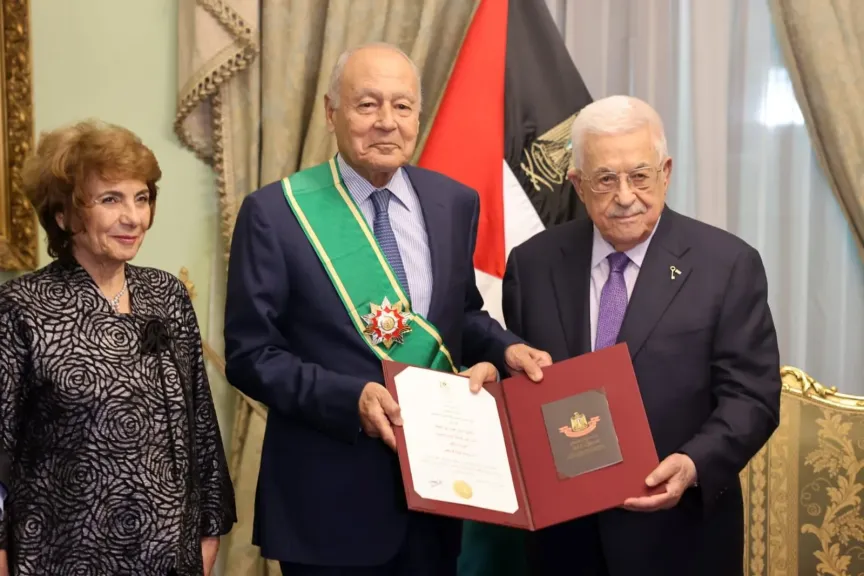 الرئيس محمود عباس يقلد أحمد أبو الغيط أمين عام جامعة الدول العربية... الرئيس محمود عباس يقلد أحمد أبو الغيط أمين عام جامعة الدول العربية الوشاح الأكبر من وسام دولة فلسطين