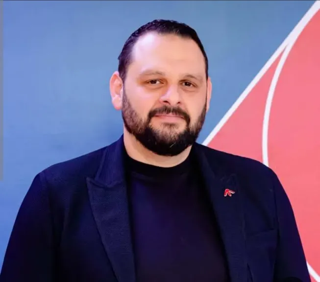 عبد الله سلام يبيع ”الحلم البراق”.. شقق سراي بقسط 5 آلاف جنيه وسط تحديات مالية لشركة مدينة مصر