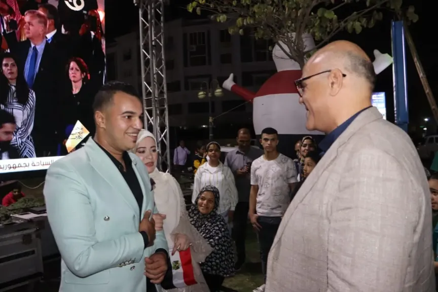 فرحة مزدوجة بقليوب.. عريس وعروسة يحتفلان بخطبتهم وسط الجماهير والمحافظ يشاركهما لحظة العمر