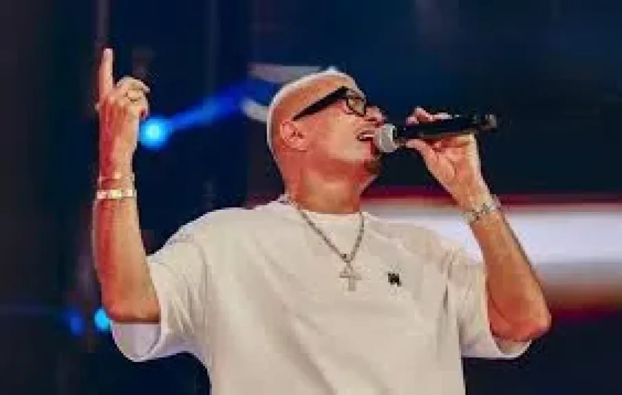 ارتدى مفتاح الحياة وحيا المتحف المصري الكبير .. عمرو دياب يتألق في حفل أسطوري بدبي ..( صور)