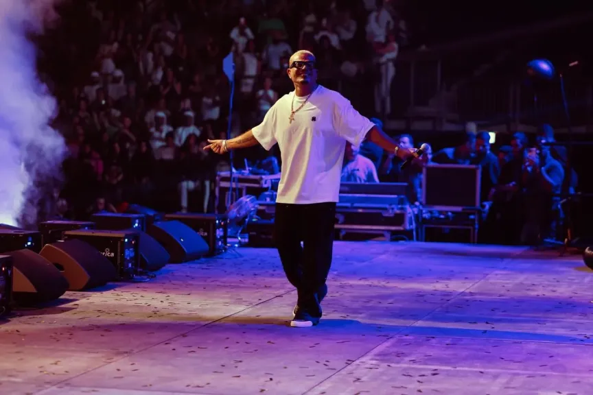 بحضور 16 الف متفرج.. الهضبة يتألق في حفل أسطوري بأرينا دبي ”صور”