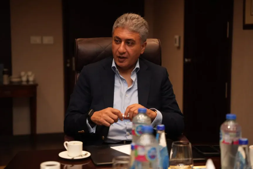 وزير السياحة والآثار يجتمع مع رئيس المجلس العالمي للسفر والسياحة لتعزيز التعاون ودعم الاستثمارات السياحية في مصر