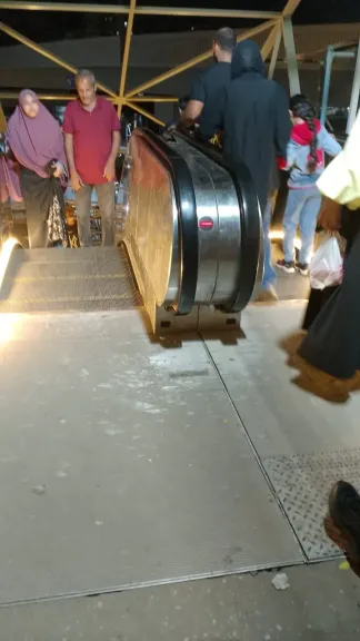 محافظ القليوبية يوجه بتركيب إضاءة ”ليد” لتعزيز أمان وجمالية السلم الكهربائي بمدينة بنها