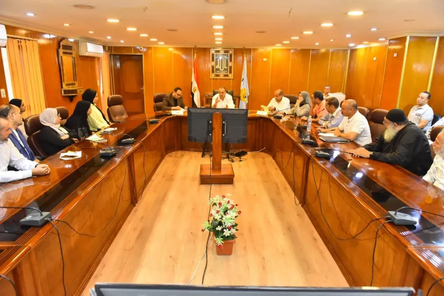 محافظ أسيوط يبحث تطوير منظومة النظافة والجمع المنزلي والقضاء على ظاهرة ”النباشين والفريزة”