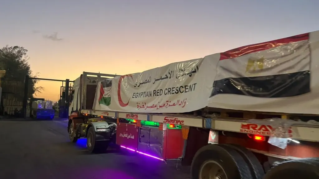 الهلال الأحمر المصري يرسل أكثر من 300 ألف سلة غذائية إلى غزة