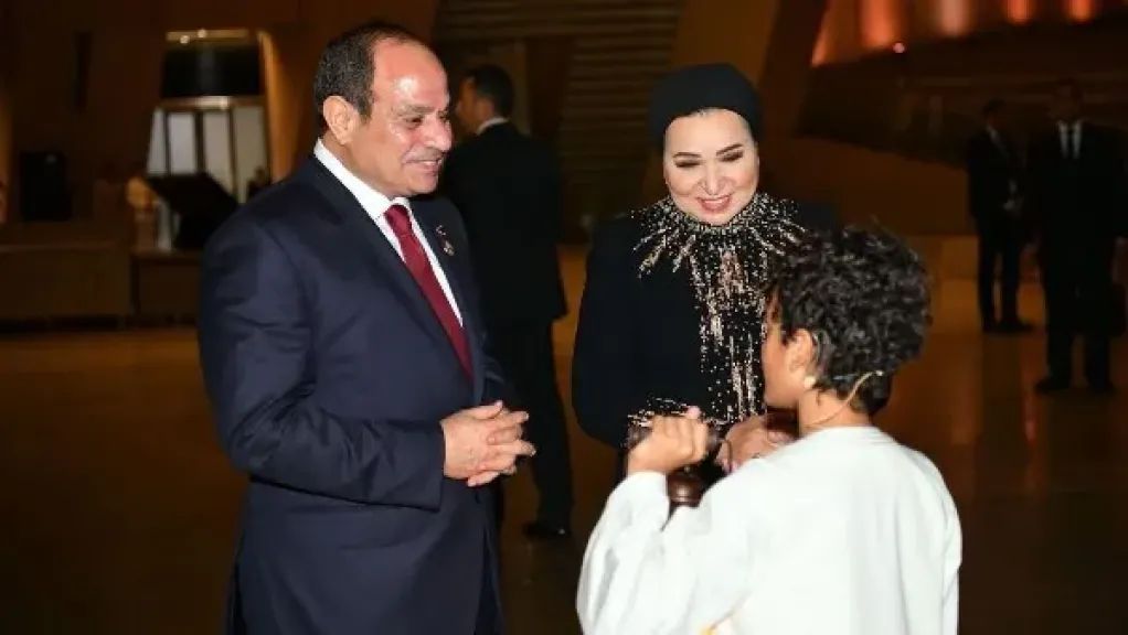 الطفل آسر مع الرئيس عبدالفتاح السيسي وقرينته 
