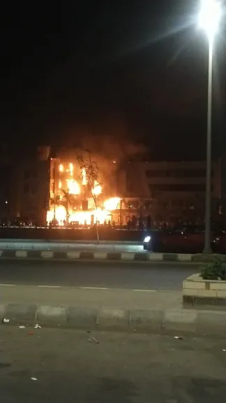 بـ15 سيارة إطفاء الحماية المدنية تسيطر علي حريق مول شهير بالعبور