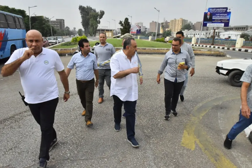 محافظ أسيوط يتفقد ميداني الساعة والحرب والسلام ويوجه بإعادة تخطيط المحاور المرورية وتوسعة الشوارع لتحقيق السيولة المرورية