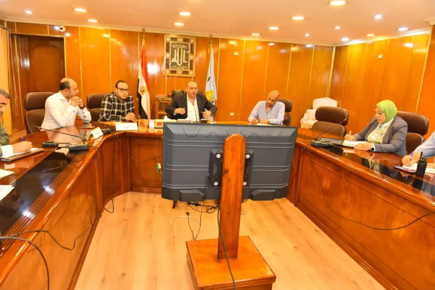 محافظ أسيوط يجتمع مع رؤساء المراكز ويؤكد تطوير مسار العائلة المقدسة