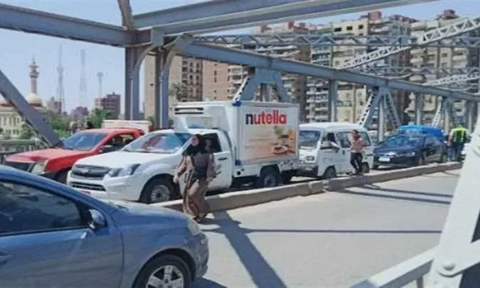 شلل مروري بمدخل بنها بعد تعثر مرور تريلا أعلى كوبري كفر الجزار ببنها