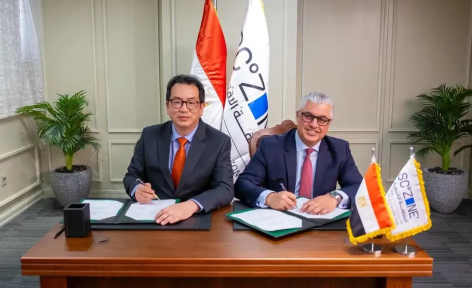 رئيس اقتصادية قناة السويس يوقع عقد مشروع ”إتش أند إل” الكورية للملابس الجاهزة باستثمارات 12 مليون دولار