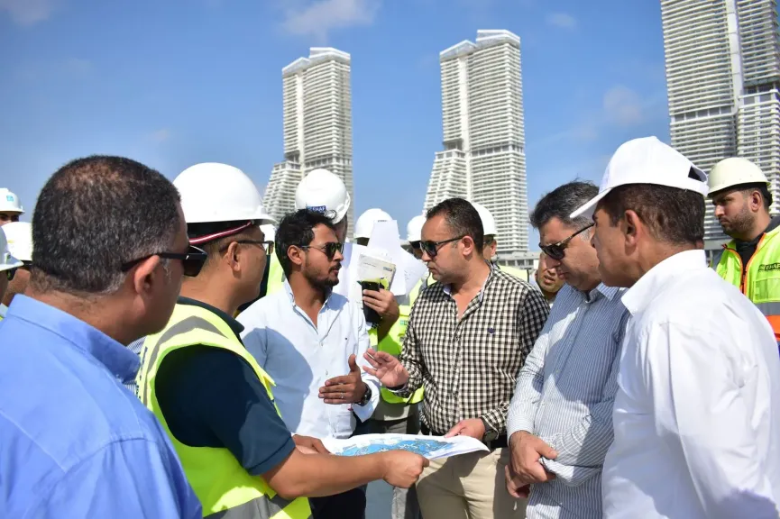 رئيس جهاز مدينة العلمين الجديدة يتفقد مشروع بحيرات الداون تاون وكوبري تقاطع طريق C19