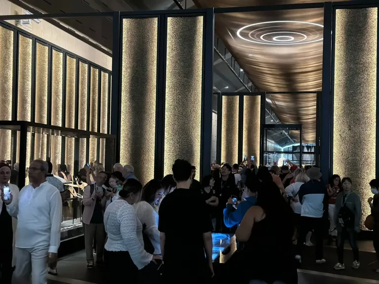 إقبال جماهيري كثيف في أول أيام استقبال الجمهور بالمتحف المصري الكبير