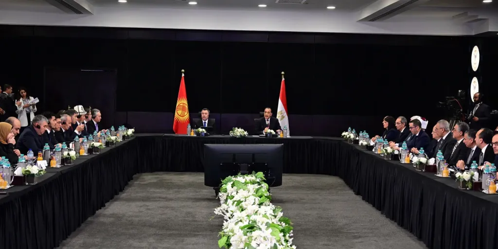 رئيس الوزراء يشارك مع فخامة رئيس الجمهورية القيرغيزية في المائدة المستديرة الاقتصادية المشتركة