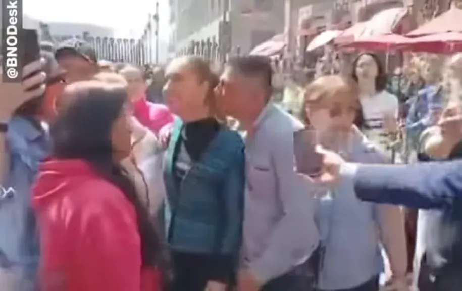 رئيسة المكسيك تتعرض لمحاولة تقبيل خلال لقاء جماهيري.. والحرس يتدخل لاحتواء الموقف