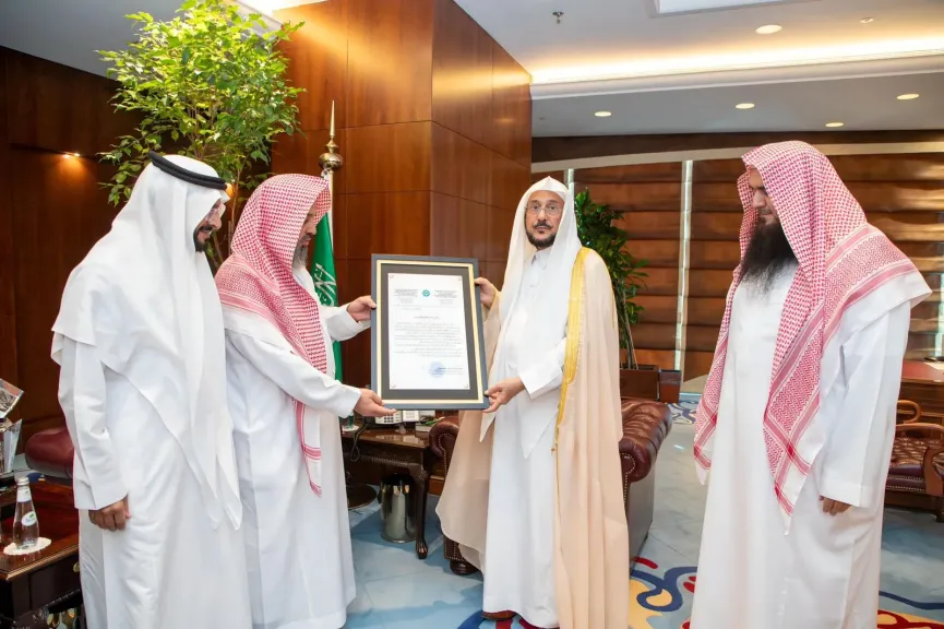 وزير الشؤون الإسلامية بالسعودية يتسلّم وسام خدمة القرآن الكريم لعام 2025م من جمهورية قرغيزستان تقديراً لجهوده في دعم كتاب الله وخدمة أهله