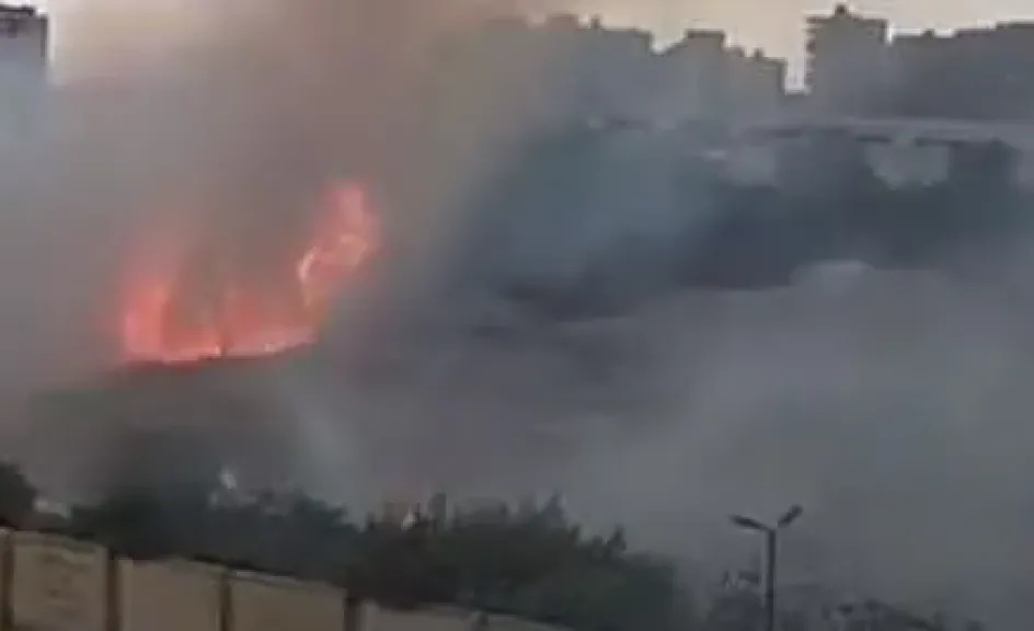 النار اشتعلت بالمخلفات.. السيطرة على حريق داخل نادي المهندسين في قنا