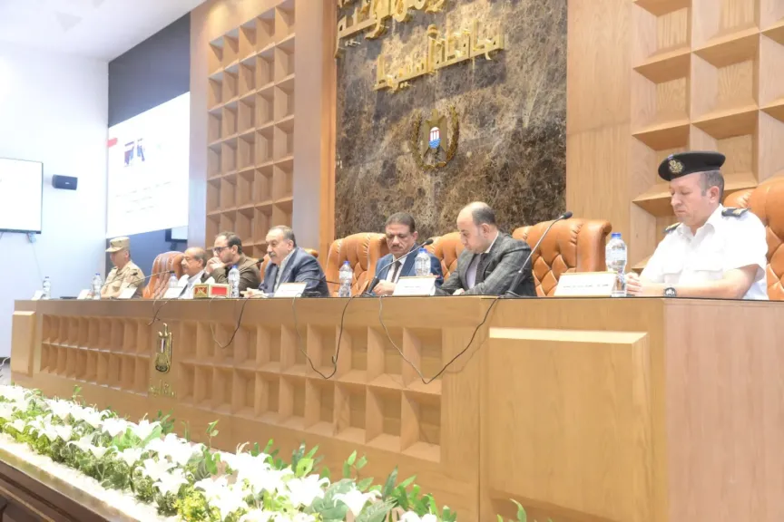 محافظ أسيوط يلتقي أهالي الحواتكة بمنفلوط لمتابعة أعمال تطوير الكوبري وتلبية مطالب المواطنين