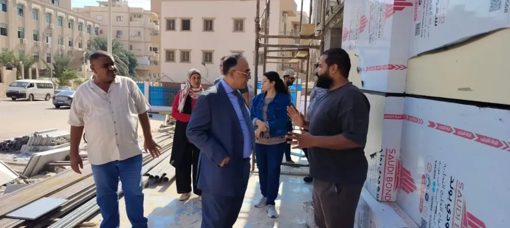 مدير التأمين الصحي يتفقد أعمال المرحلة النهائية لمبنى العيادات الشاملة بالغردقة