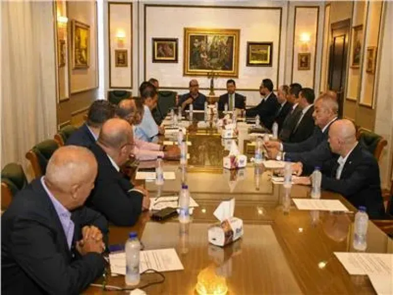 وفد قانوني من وزارة الشباب والرياضة والأولمبية لتفسير القانون الجديد للاتحادات