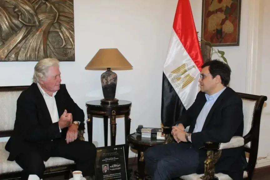 وزير الثقافة يلتقي الفنان الكبير حسين فهمي لبحث الترتيبات النهائية لانطلاق الدورة 46 من مهرجان القاهرة السينمائي الدولي