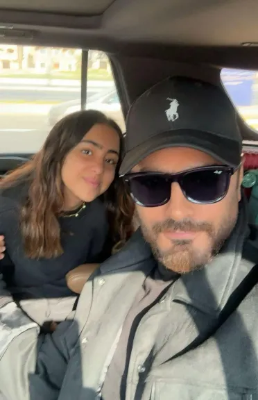 تامر حسني يتجه لفرنسا برفقة ابنته تاليا استعدادًا لإحياء حفل غنائي للجاليات العربية