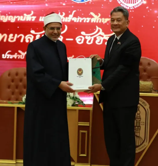 «داود» يشهد احتفالية تخريج أبناء تايلاند...ويؤكد: نماذج مشرقة تحمل أمانة نشر المنهج الوسطي المعتدل