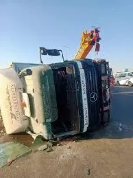 انقلاب سيارة نقل ضخمة أمام مول العابد بطوخ.. والملابس تتناثر في الشارع