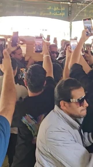 الحزن يسيطر على محمد رمضان خلال وصول جثمان والده