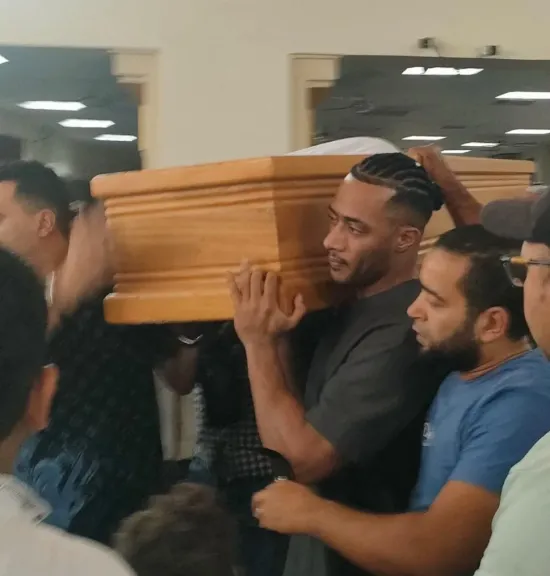 محمد رمضان يشيّع جنازة والده في مشهد مؤلم