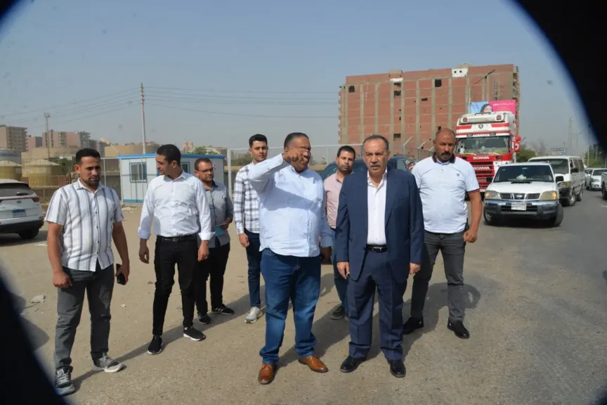 محافظ أسيوط يتفقد طريق نزلة عبد اللاه بحي شرق ويوجه بتعديل نقاط الدوران لتحقيق السيولة المرورية