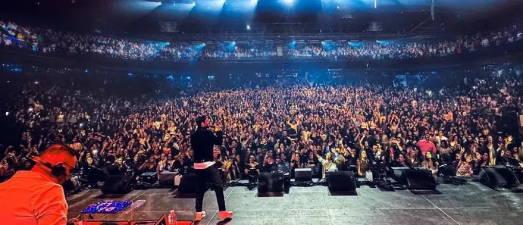 تامر حسني يشعل باريس بأضخم حفل عربي في قلب العاصمة الفرنسية