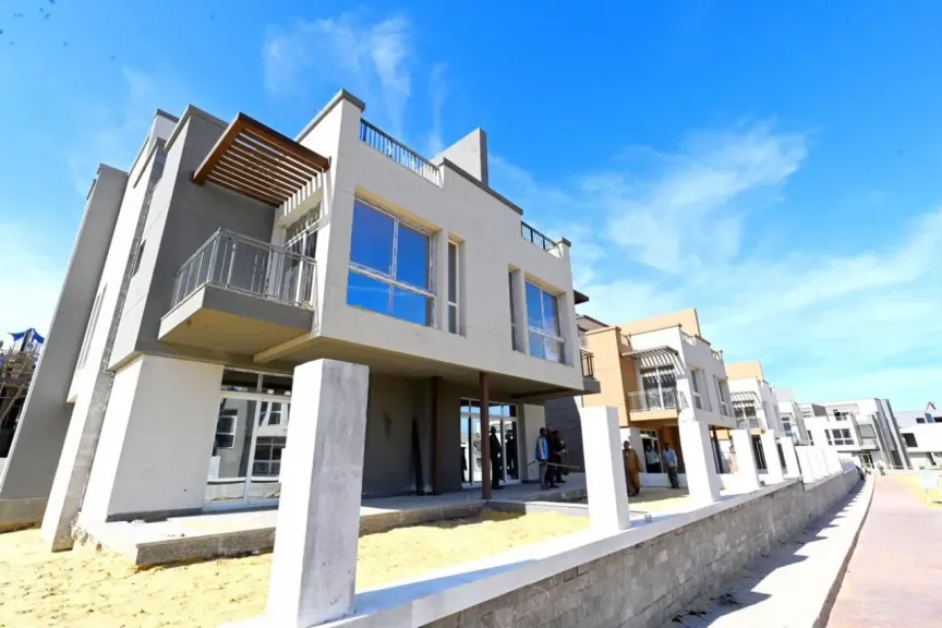 وزير الإسكان يتفقد مشروع ”مارينا ٨” وتطوير الطريق الرئيسي لمدخل مارينا 5