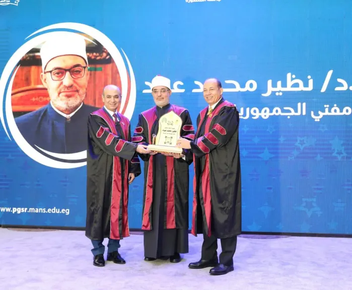 خلال كلمة فضيلته في احتفال جامعة المنصورة بعيد العلم.. مفتي الجمهورية يؤكد: العلاقة بين العلم والدين في الإسلام علاقة تكامل وتآزر