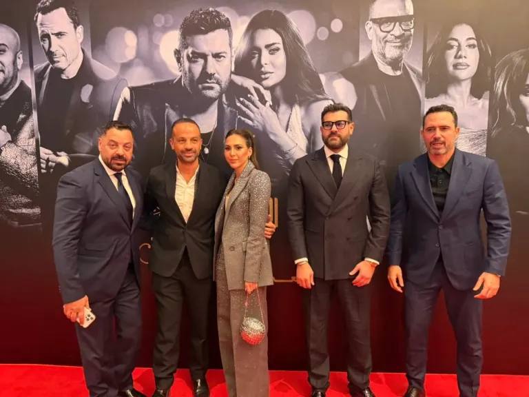 بالصور: عمرو يوسف يعود للقاهرة بعد الاحتفال بالعرض الخاص لفيلمه الجديد السلم والثعبان 2 لعب عيال في الرياض