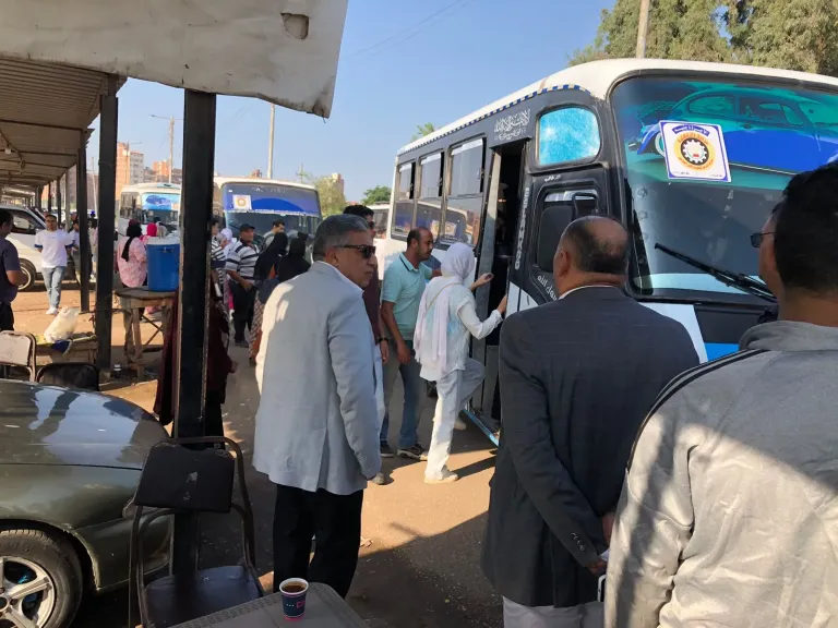 محافظ الدقهلية في جولة مفاجئة بموقف سيارات جديلة بالمنصورة: التشديد على منع تقسيم الخطوط والاستجابة الفورية لشكوى المواطنين