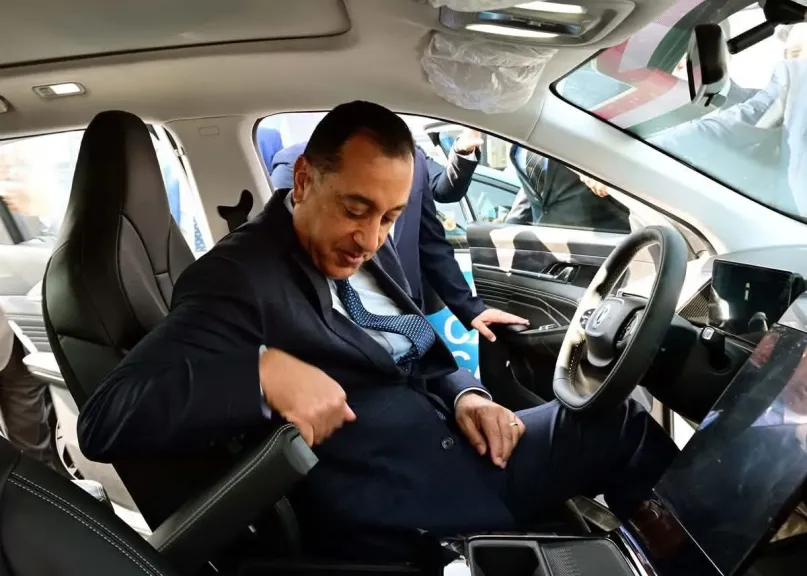 مدبولي يتفقد أول أتوبيس برمائي يتم الاتفاق على تصنيعه محليا في مصر والذي سيسهم في خدمة المجال السياحي بمصر