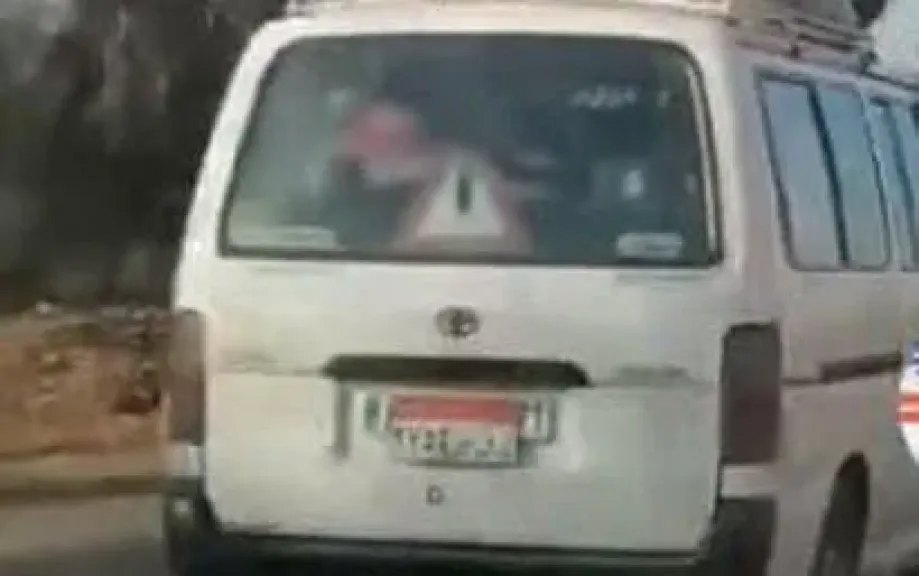 طفل يقود سيارة ميكروباص تابع لإحدى المدارس.. ويعرض التلاميذ للخطر