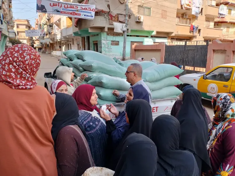 204 محضرا وضبط طن مواد غذائية متنوعة في حملات على محطات الوقود بالدقهلية