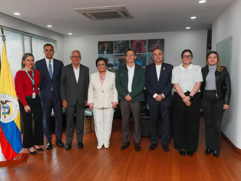 ”الألفي” تبحث مع وزير صحة كولومبيا تبادل الخبرات في الرعاية الصحية الأولية وصحة الأم والطفل