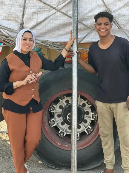 بيهون خطورة مهنته بالغناء.. قصة الشاذلي مع مهنة تربيط الحمولات على سيارات النقل الثقيل على صحراوي قنا: كل يوم بتعرض للموت لكن مكمل مسيرتي والدي بعد إصابته بجلطة