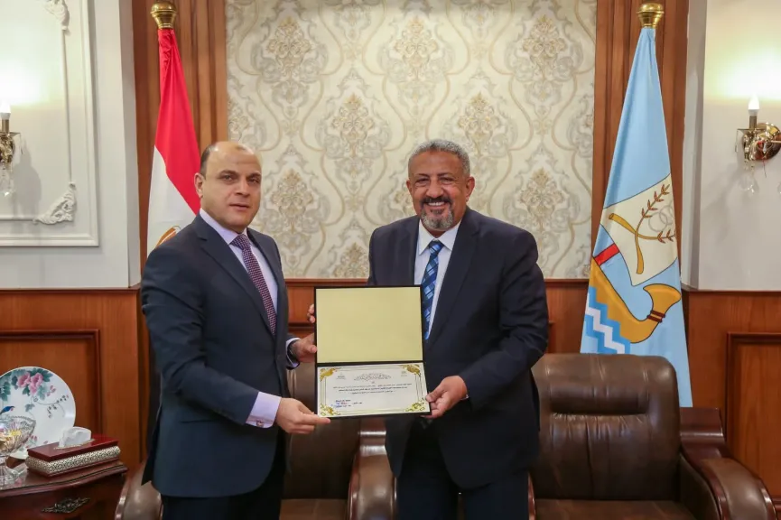 محافظ كفرالشيخ يكرم اللواء حسن عبدالغني تقديرًا لجهوده خلال فترة عمله في تطوير منظومة مياه الشرب والصرف الصحي بالمحافظة