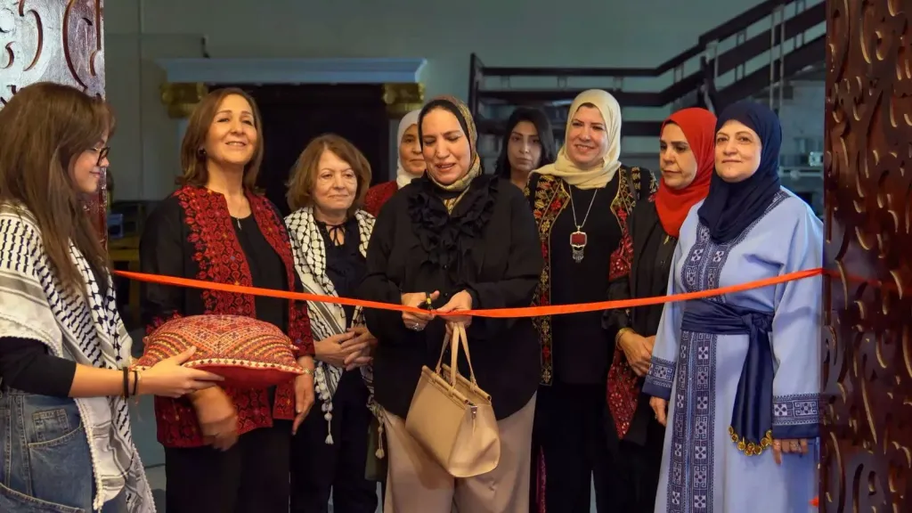 رابطة المرأة الفلسطينية تنظم البازار السنوي ” تراثنا يجمعنا”بمشاركة خمسين عارضا من مصر وفلسطين والسودان