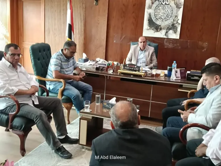 حوار مفتوح بين جهاز العبور وسكان “زهرة العبور” لحل المشكلات على الأرض