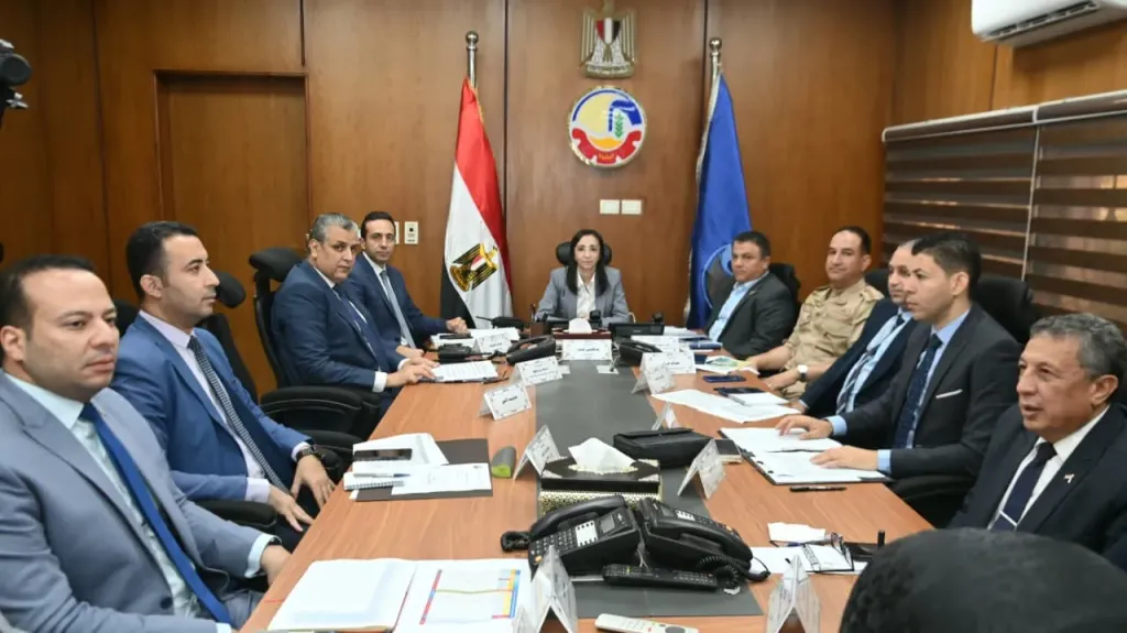 محافظ البحيرة تتابع سير انتخابات مجلس النواب من غرفة التحكم والسيطرة