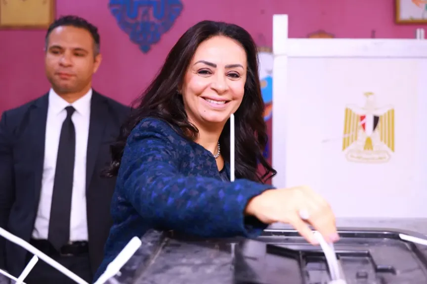وزيرة التضامن تدلي بصوتها في انتخابات مجلس النواب بلجنة مدرسة بدر الإعدادية بالدقي
