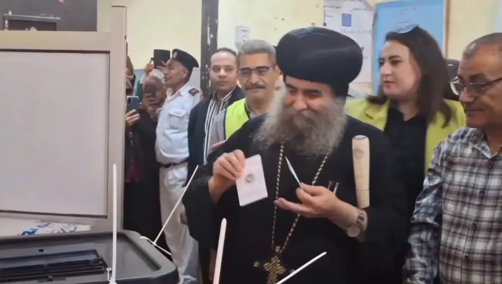 أسقف أسيوط يدلي بصوته في انتخابات مجلس النواب