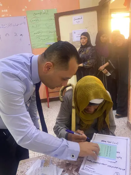 لقطة إنسانية داخل لجنة مدرسة كيما الابتدائية بأسوان خلال انتخابات مجلس النواب 2025