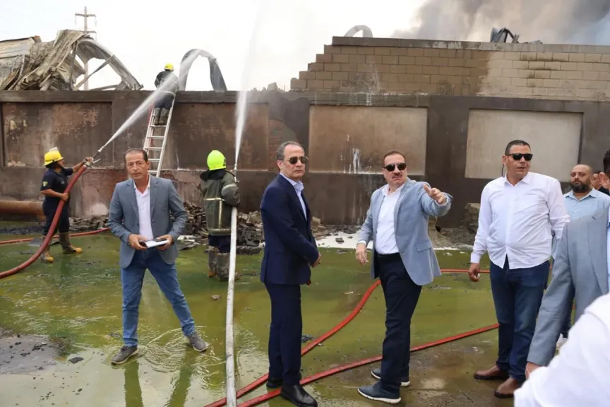 من موقع الحادث.. محافظ المنوفية يتابع جهود السيطرة على حريق مصنع كيماويات بالسادات