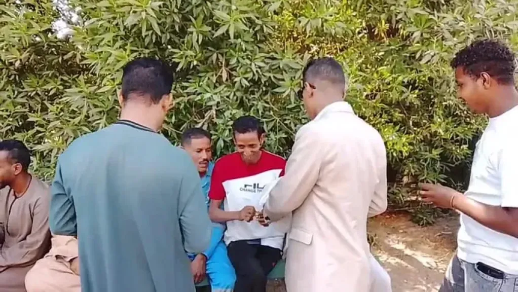 فرحتين في قنا.. عريس يوزع الحلويات على الناخبين احتفالًا بخطوبته وماراثون الانتخابات